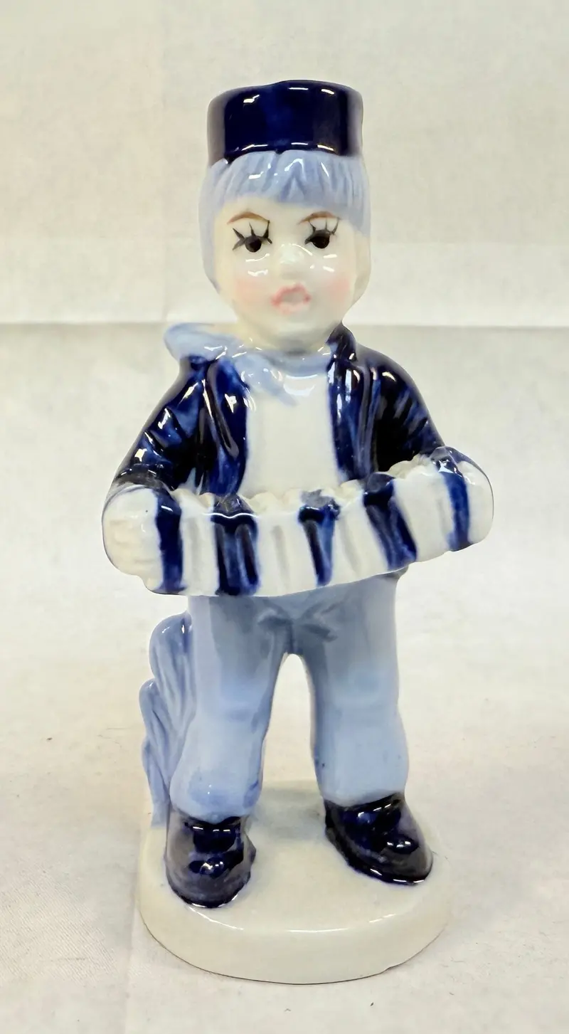 Antique Delft Blue Figurine: Accordionist In Traditional Dutch Attire 1