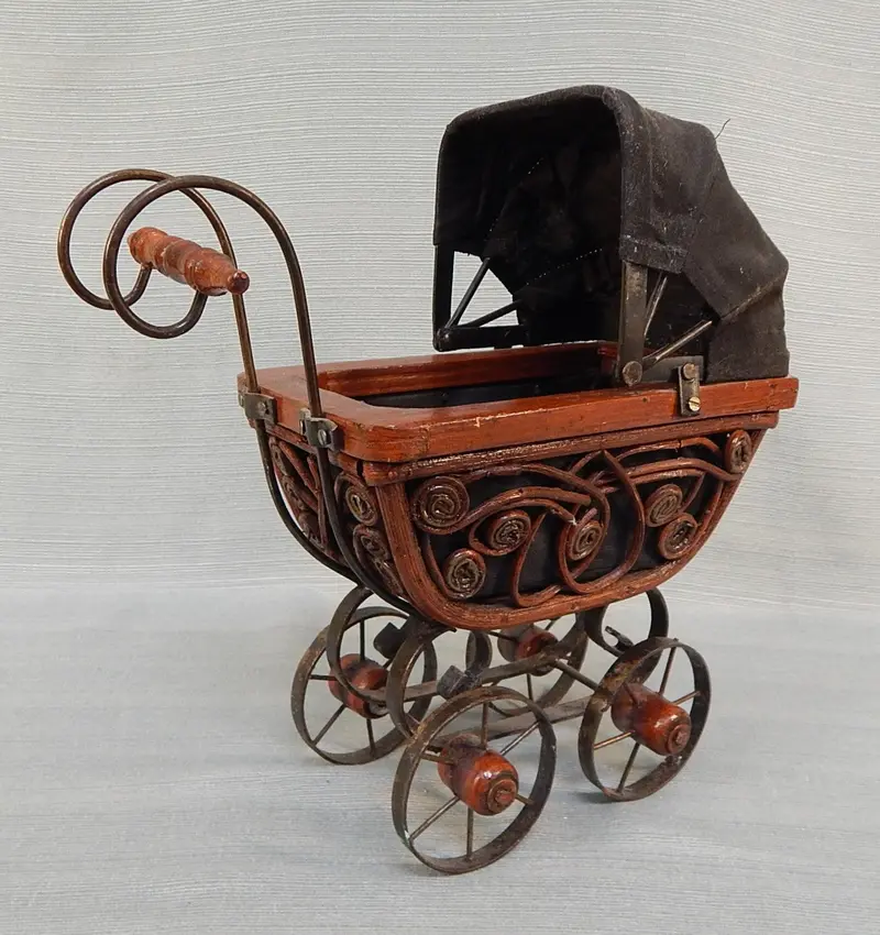 Antique-Style Victorian Baby Doll Rattan Carriage – Ornate Wicker Cradle 1