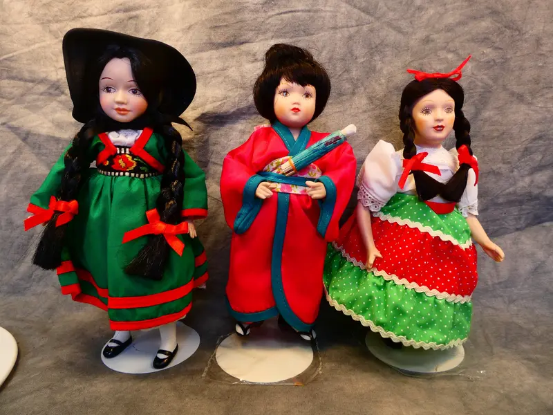 Danbury Mint Dolls Of The World Collection – Three Handcrafted International Figurines 1