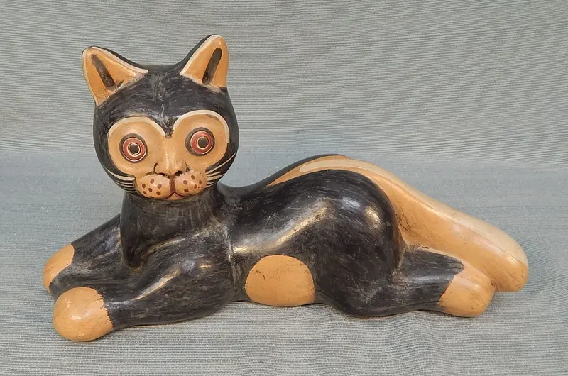 Peruvian Folk Art Cat Sculpture 1
