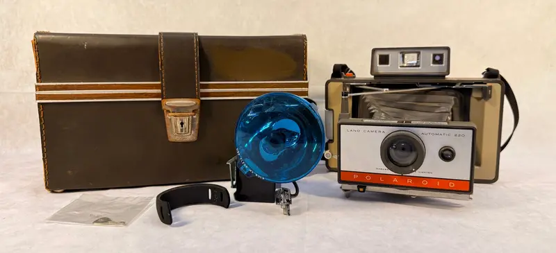 Polaroid Land Camera Model Automatic 220 With Original Case 1