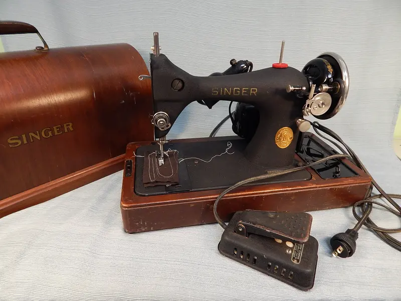 Vintage Singer 128 Mechanical Sewing Machine In Bentwood Cabinet 1